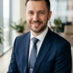 Портрет уверенного бизнесмена компании Амазон Фильтр на нейтральном фоне в студийном освещении